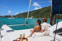 Catamaran cruise in Moorea, Sailing and Sunset cocktail, tapas