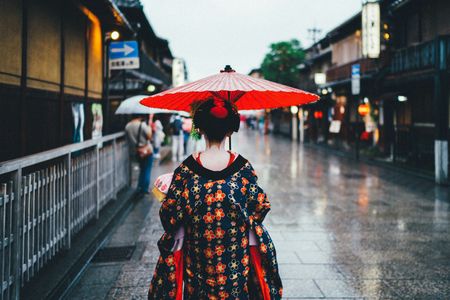 Discover Geisha Arts: Gion Cultural Walk & Geisha Show