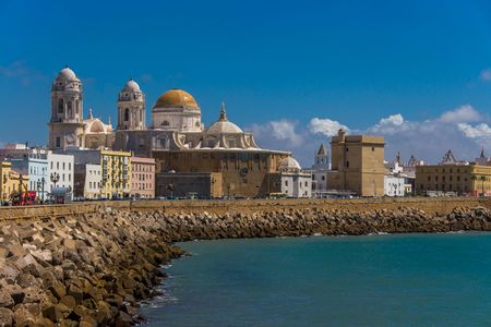 Gourmet tapas and wine tasting tour in Cádiz