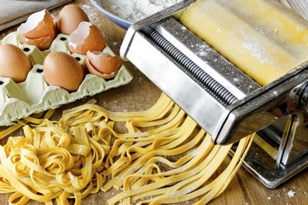 Exclusive cooking lesson, lunch and grocery tour in Rome