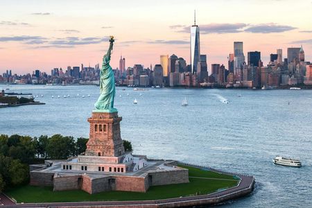 New York City landmarks sightseeing cruise with tour guide