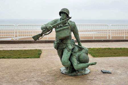 Small group excursion to the D-Day sites with lunch and minibus from Paris