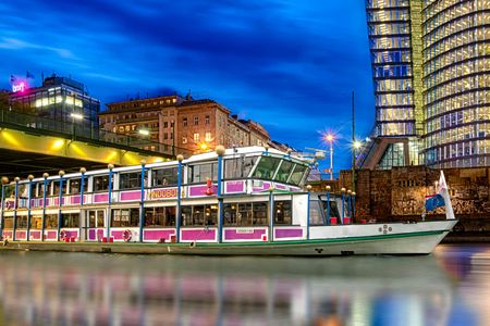 Evening dinner cruise with Viennese songs