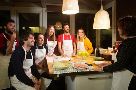 Market tour, lunch or dinner and show cooking at a Cesarina's home in Rome