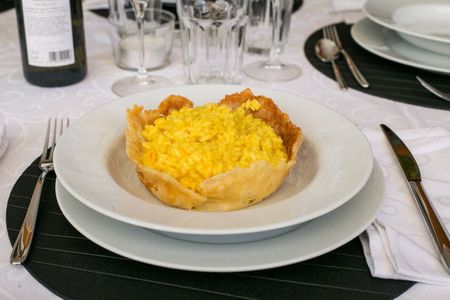 Market tour, cooking class and lunch or dinner at a Cesarina's home in Milan