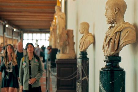 Small group Uffizi masterclass with an art historian