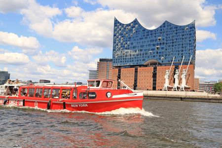 90-minute harbor tour in German and English with possible hop-on, hop-off