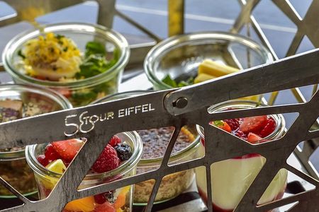 Audioguided tour of the Eiffel Tower with lunch