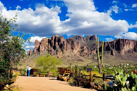 Apache Trail with Dolly Steamboat day tour from Phoenix