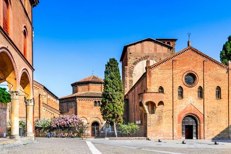 Private tour of the Basilica of Santo Stefano with tasting of local products