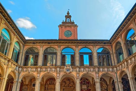 Audio tour of Archiginnasio Palace in Bologna with food tasting