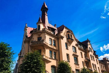 Self-guided discovery walk in Riga through parks and time