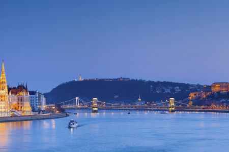 One hour Hen or Stag party boat-tour with free drinks