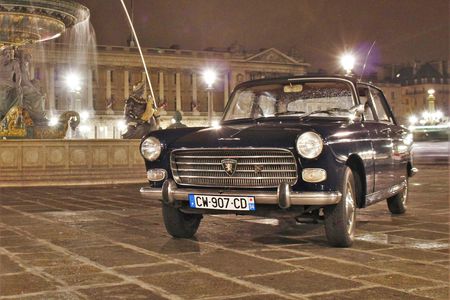 Night guided tour of Paris in a collection car