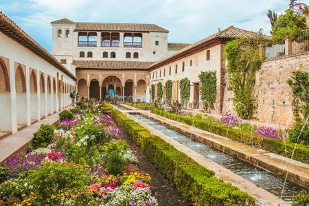 Alhambra guided tour with Carlos V Palace, Generalife and Alcazaba