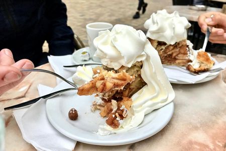 Hike and Dine food tour in Delft