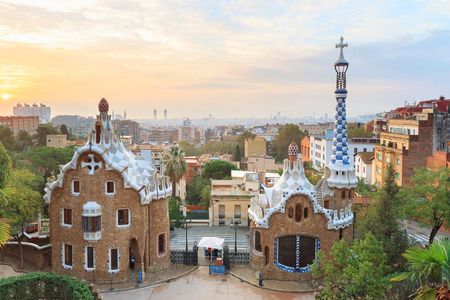 Fast-track access to Park Güell with guided tour