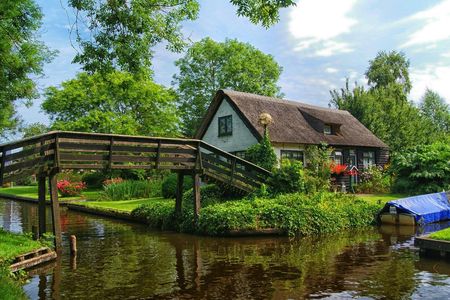 Luxury sightseeing tour of Giethoorn with private transportation from Amsterdam