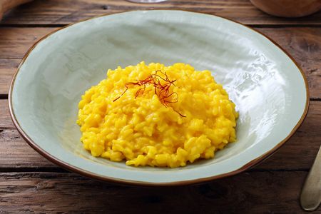 Market tour, lunch or dinner and show cooking at a Cesarina's home in Milan