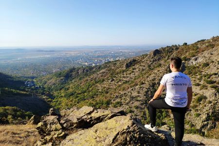 Self-guided hiking tour to The Ring in Halkata