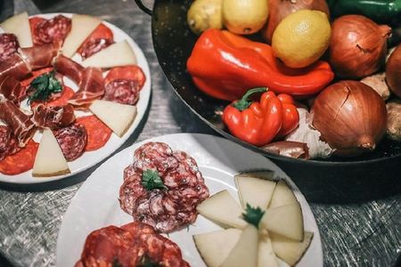 Food tasting tapas and wine tour in Barcelona