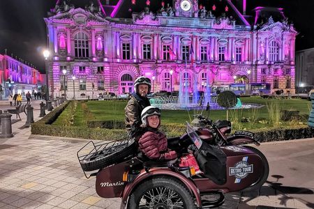 Retro sidecar tour by night