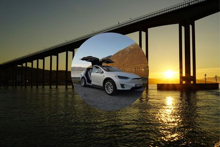 Private midnight sun tour in Tromsø in a TeslaX car