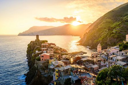 Sunset kayak tour with typical aperitif from Monterosso