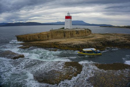 2.5-hour Iron Pot lighthouse cruise