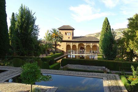 Alhambra and Generalife skip-the-line tickets and guided tour with Nasrid Palaces for small groups