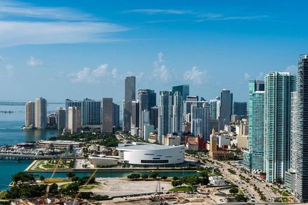 Miami bus and boat tour combo with free bike rental in South Beach