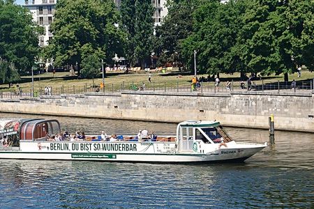 Spree boat trip through the center of Berlin