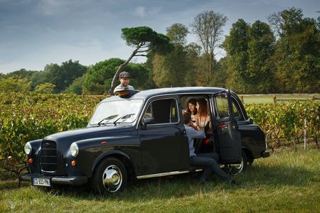 Wine tour and Saint-Emilion village aboard an English cab