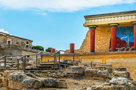 Knossos Palace and Archaeological Museum tour with transportation from Heraklion