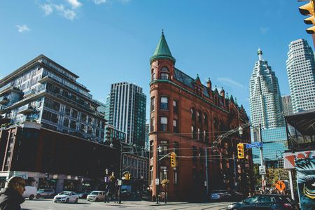 Private kickstart Toronto walking tour with local guide