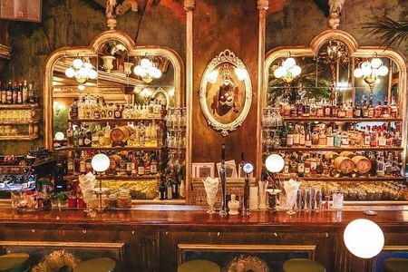 Small-group night sightseeing tour with drinks and food tasting in Athens