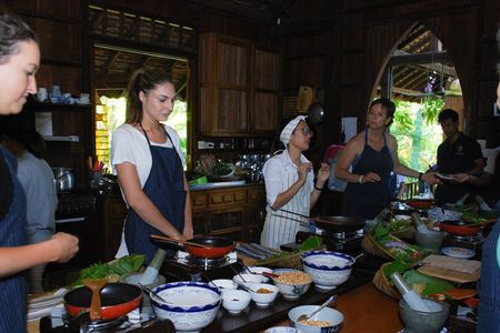 Join-in Cambodian cooking class half-day experience