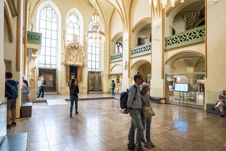 Prague Old and Jewish Town: guided tour with entrance tickets, coffee and cake