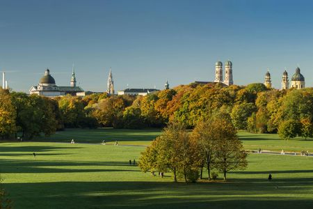 Guided bike tour through Munich with English Garden and Isar meadows