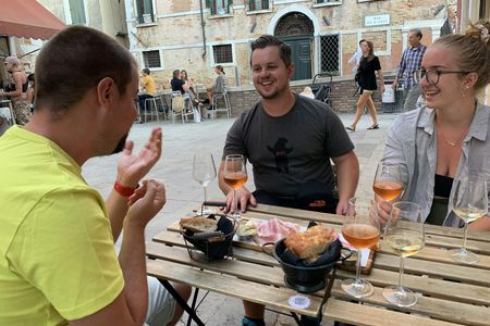 Evening street food and wine tour in Venice
