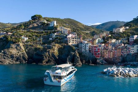 Riomaggiore, Monterosso and Vernazza guided boat tour