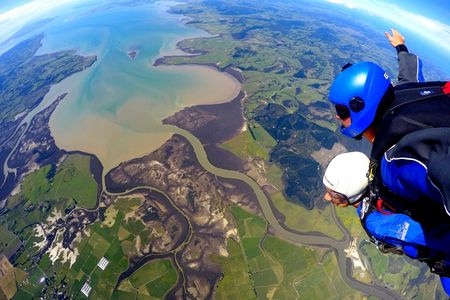 18,000ft skydiving experience in Auckland