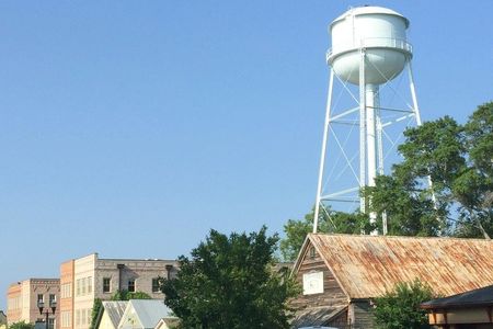 'Where The Walking Dead Lives' tour of Woodbury and Alexandria