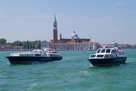 1-hour boat rental with driver and optional aperitif