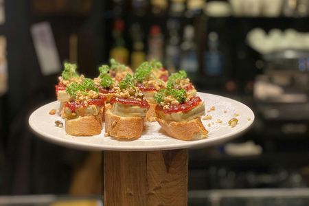 Barcelona guided walking tour and food experience