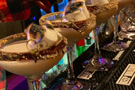 Cocktails, mocktails, and bites guided walking tour with tasting in Sacramento