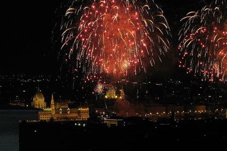 St. Stephen's Day Fireworks with 4-Course Dinner Cruise and Piano Show