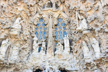 Fast Track Sagrada Familia and Park Güell Guided Tour with Transfer