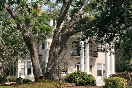 Safety Harbor ghost and history tour with hunting equipment