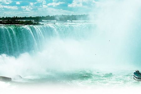 Niagara Falls tour with boat ride and lunch from Toronto